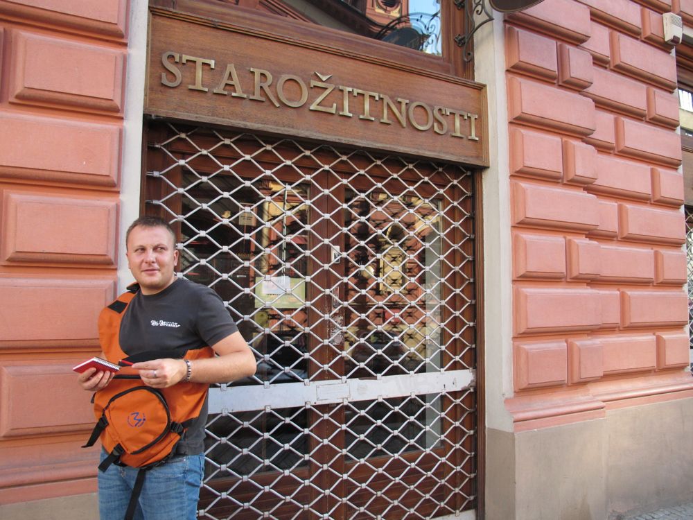 Fabrizio prende note su praga economica