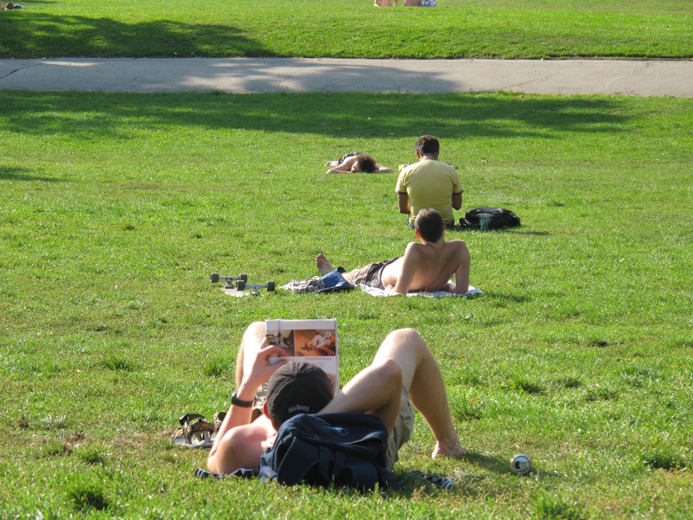 gente-nel-parco-di-praga