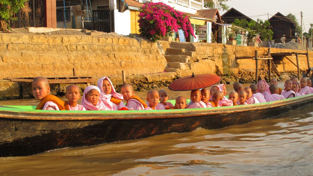 17monache sul lago inle