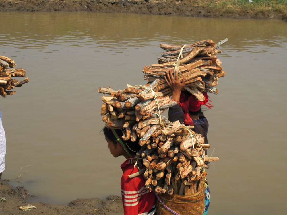 7portarici di legna sul lago inle
